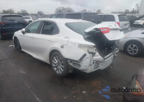 2020 Toyota Camry Le z USA, uszkodzony, nr VIN 4T1C11AK8LU881717